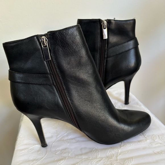 WHITE HOUSE BLACK MARKET leather booties size 8 1/2 - Picture 2 of 10